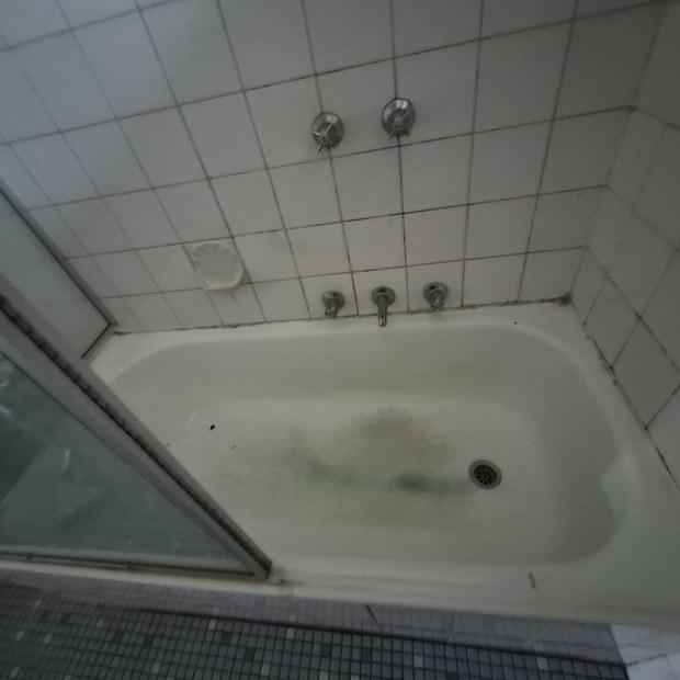 Bath with mould in silicone before end of lease cleaning